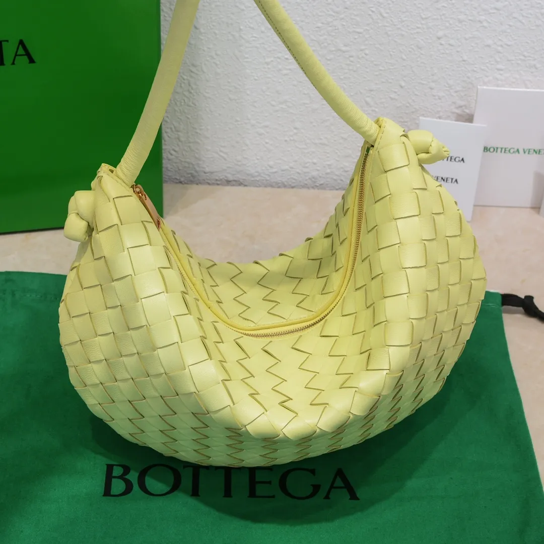 Batch 1260 BV has released a new product. TURN # Recommended new popular style is still the classic woven logo that we can recognize at a glance. It is really a unique style that is familiar and unfamiliar! Made of sheepskin woven with beautiful gold beads on the shoulder straps for free adjustment. When in use, you can switch between the shoulder and handle bag at will. It has a concave and convex shape anytime and anywhere. It is a practical king with a unique personality. With the right color combination, it can be sweet or salty. It is full of style. Summer catwalk style is beautiful. Pull it out quickly. Size: 40*3*24, model: 6699-3#
